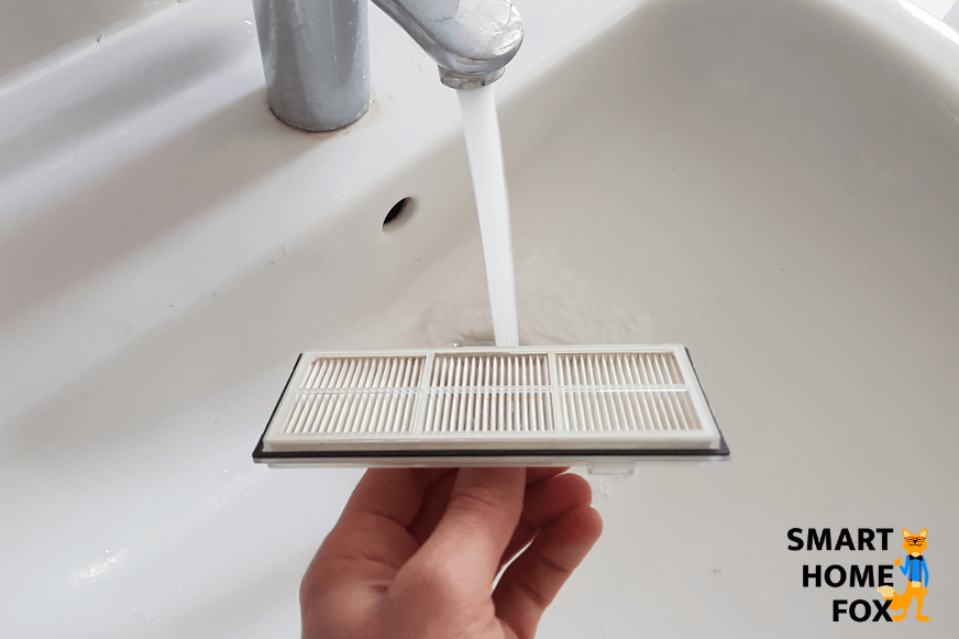 Фильтр HEPA Roborock S7 промывается под проточной водой.